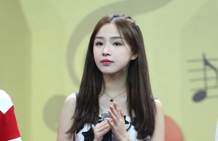 斗鱼歌姬周二珂曝自己要去韩国整容,网友问其项目,其回应:反正不是不协调的大项目!