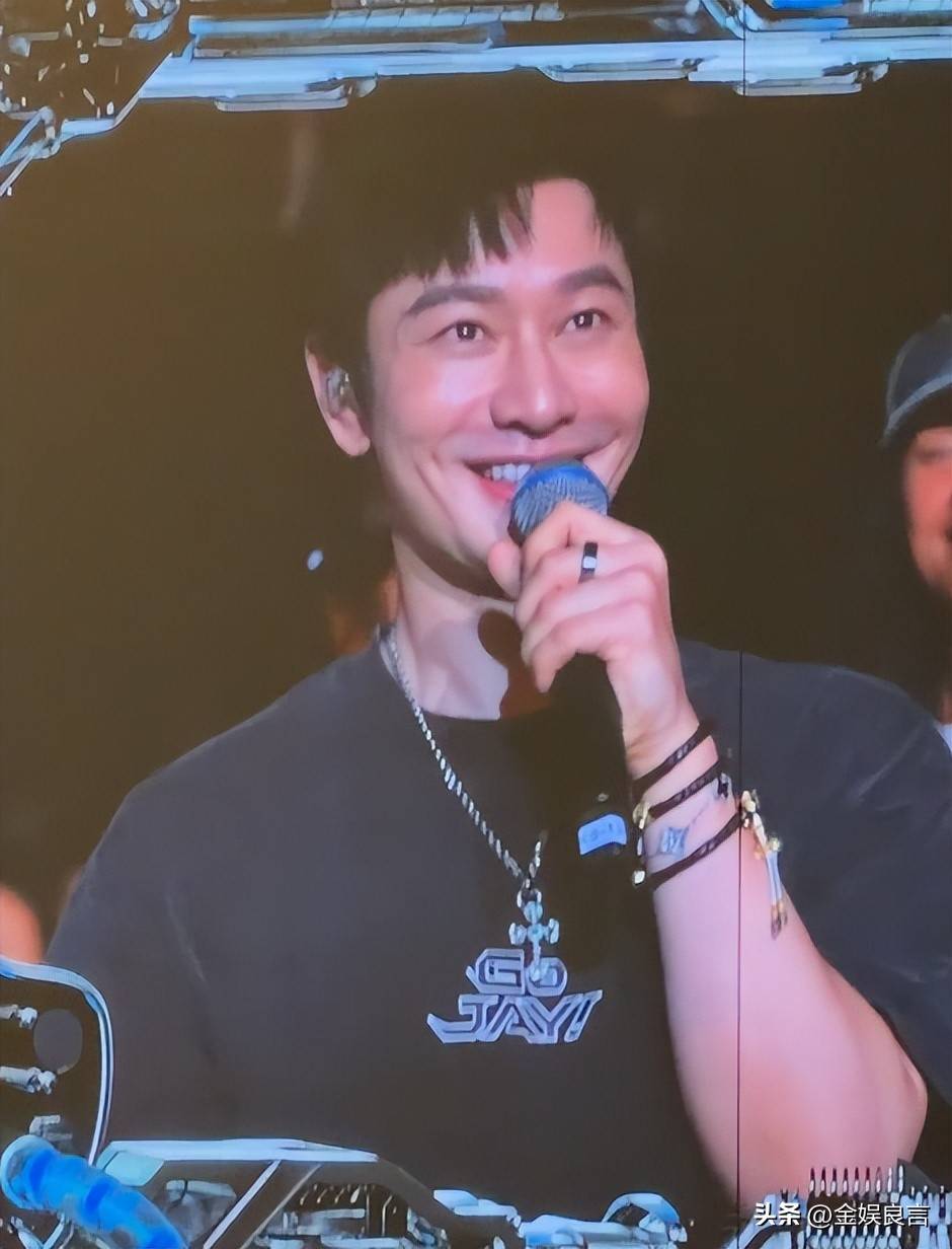 黄晓明演唱会狂赞昆凌温柔,双标发言翻车引众怒