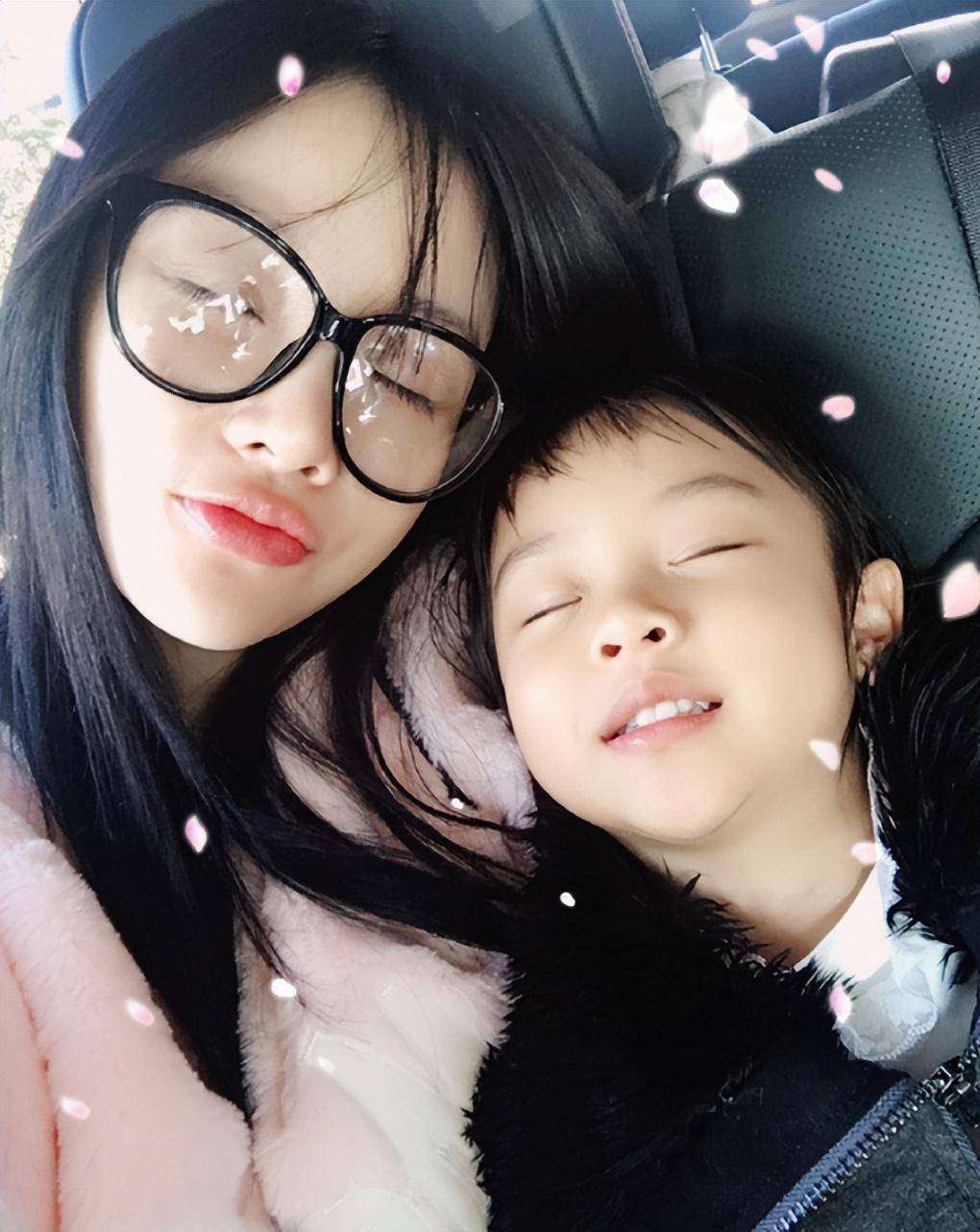 李小璐素颜带娃逛超市近况曝光旧照对比人设崩塌后生活现状引热议！
