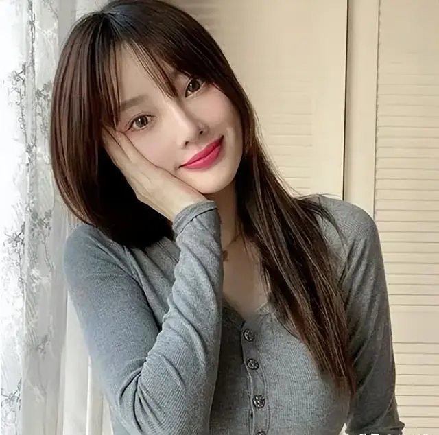 李小璐写真放飞自我：43岁依旧魅力四射