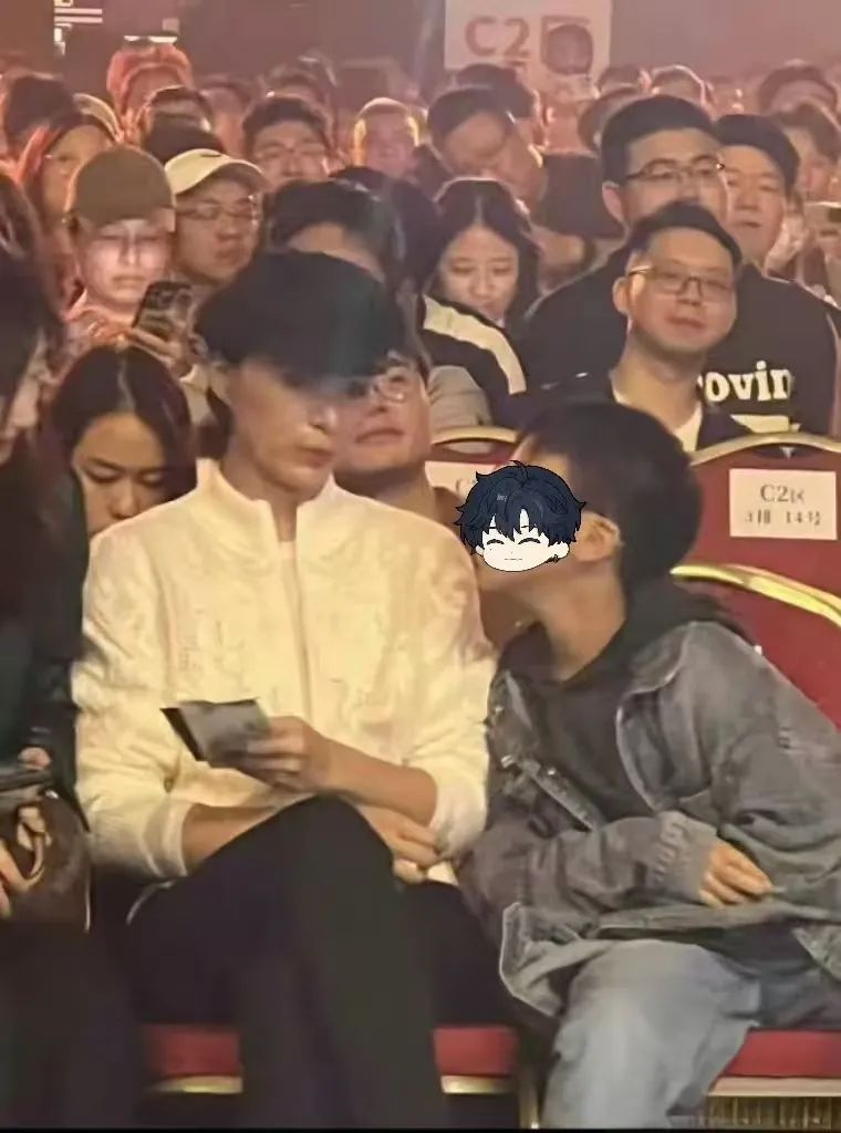 董卿母子刘谦演出现场，儿子帅气抢镜