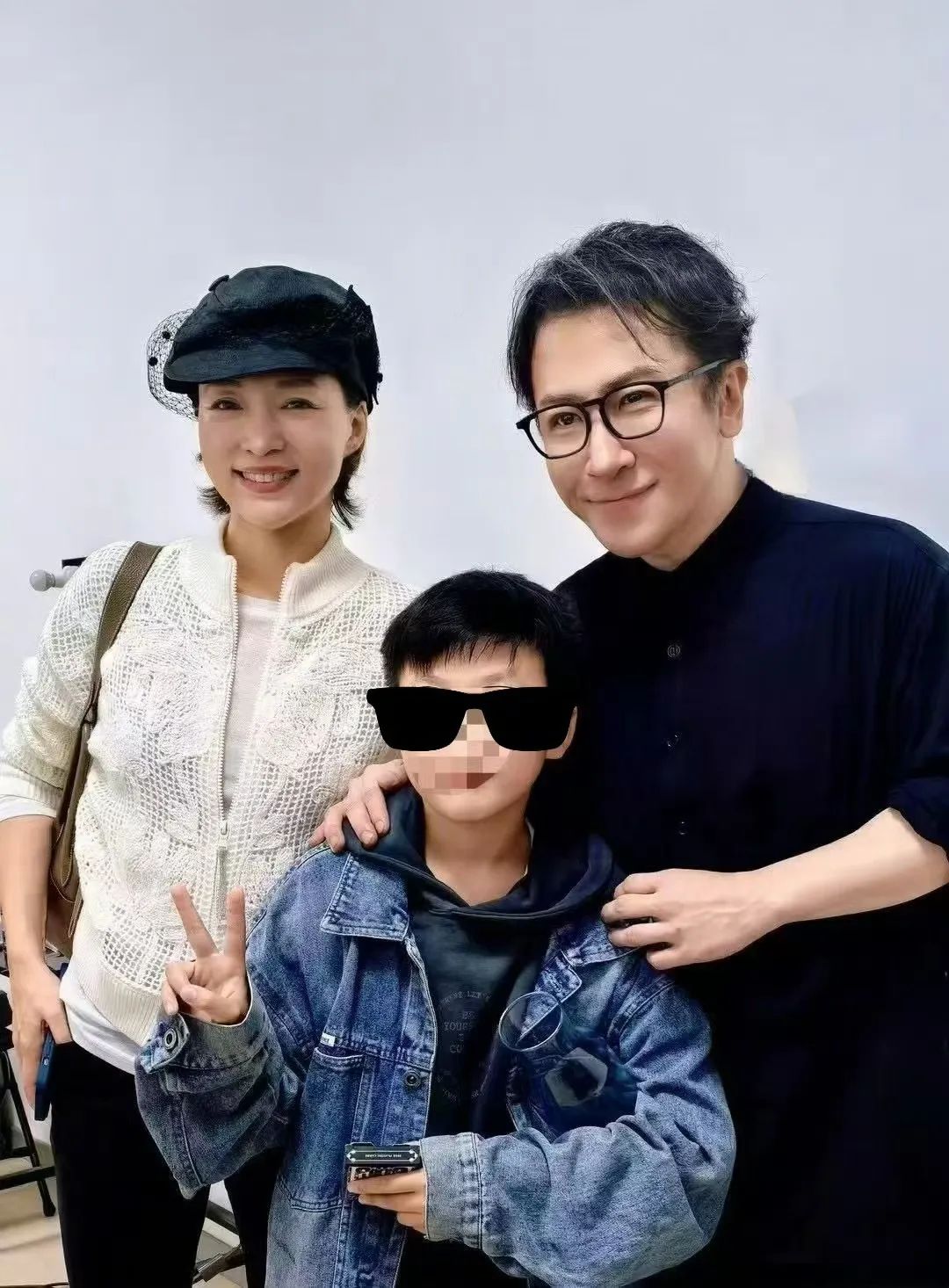 董卿母子刘谦演出现场，儿子帅气抢镜
