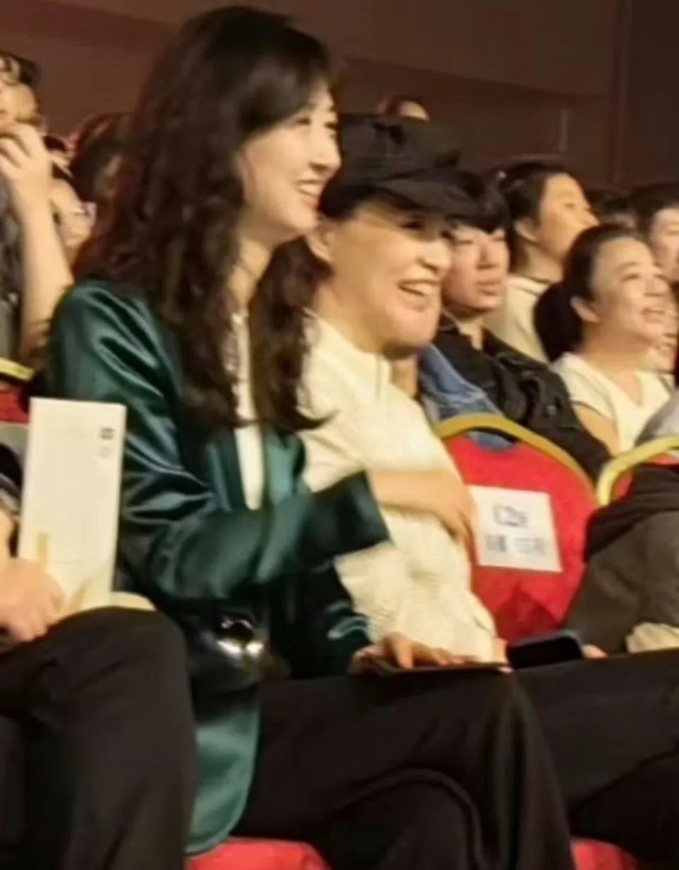 董卿母子刘谦演出现场，儿子帅气抢镜