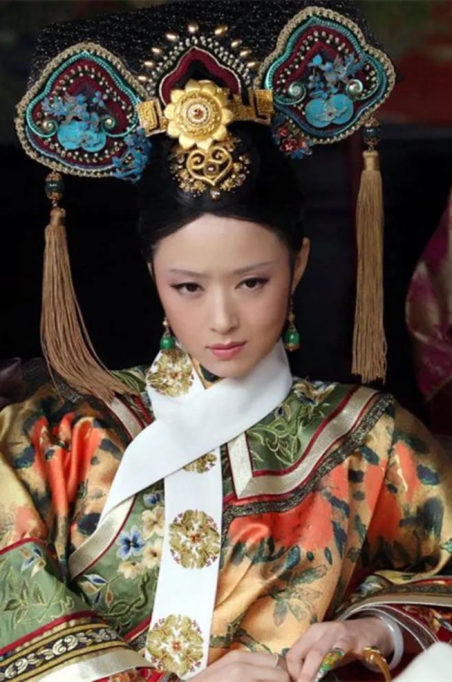 蒋欣41岁身材如少女，泳装照展现完美比例