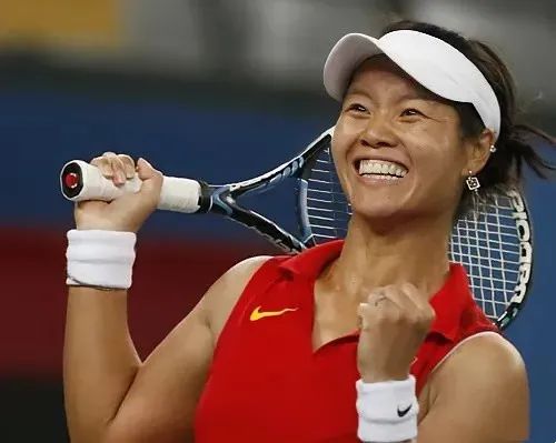李娜42岁依旧耀眼，V领衬衫下的温婉与端庄