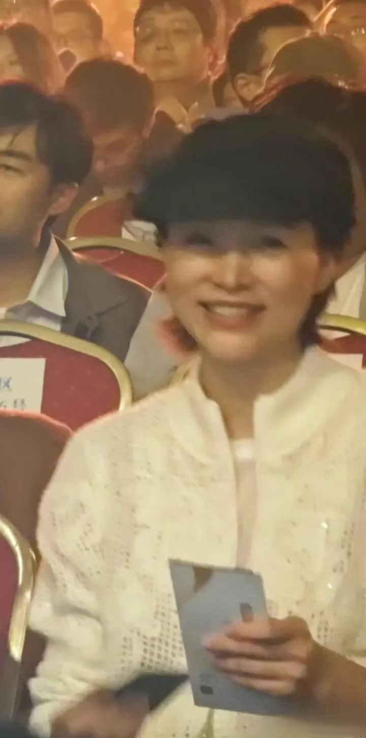 董卿母子刘谦演出现场，儿子帅气抢镜